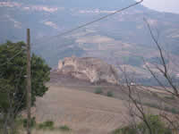 I ruderi del castello di Frigento visti da lontano