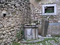 Il pozzo che si trova nel cortile del castello-palazzo Filangieri