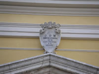 Iscrizione in latino che ricorda la ricostruzione della chiesa nel 1912