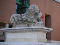Una statua di un leone ritrovata durante scavi nella villa comunale