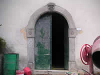 Un portale in pietra