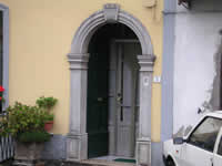 Portale in pietra della chiesa Madre di S. Bartolomeo Apostolo