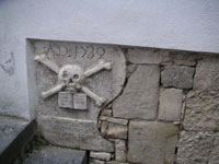 Una pietra con un teschio scolpito sotto la gradinata che conduce alla chiesa di S. Antonio a Zungoli